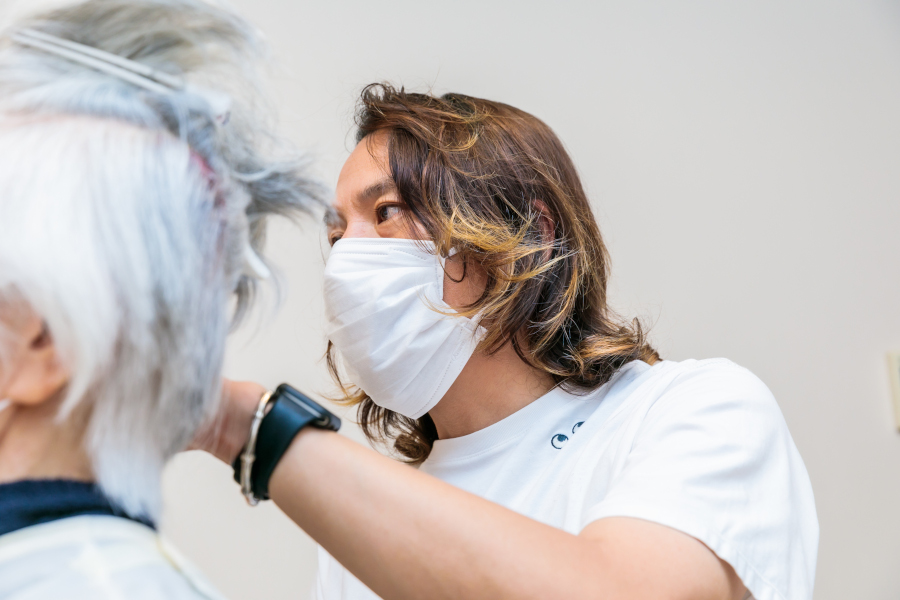 訪問理美容での施術風景