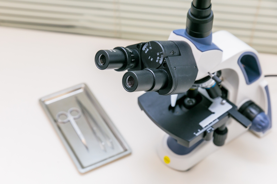 皮膚疾患診療に使用する顕微鏡