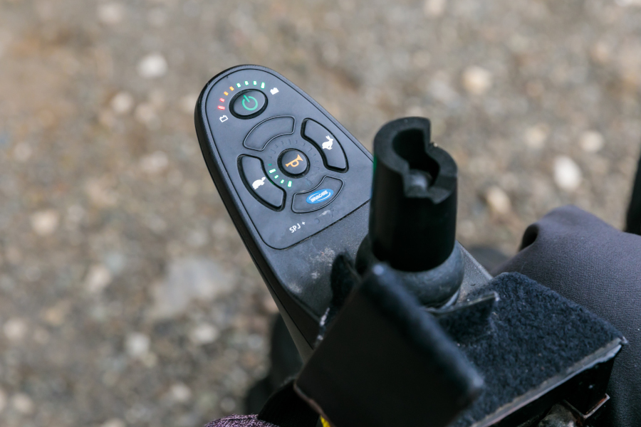 内海さん利用の車椅子のレバー