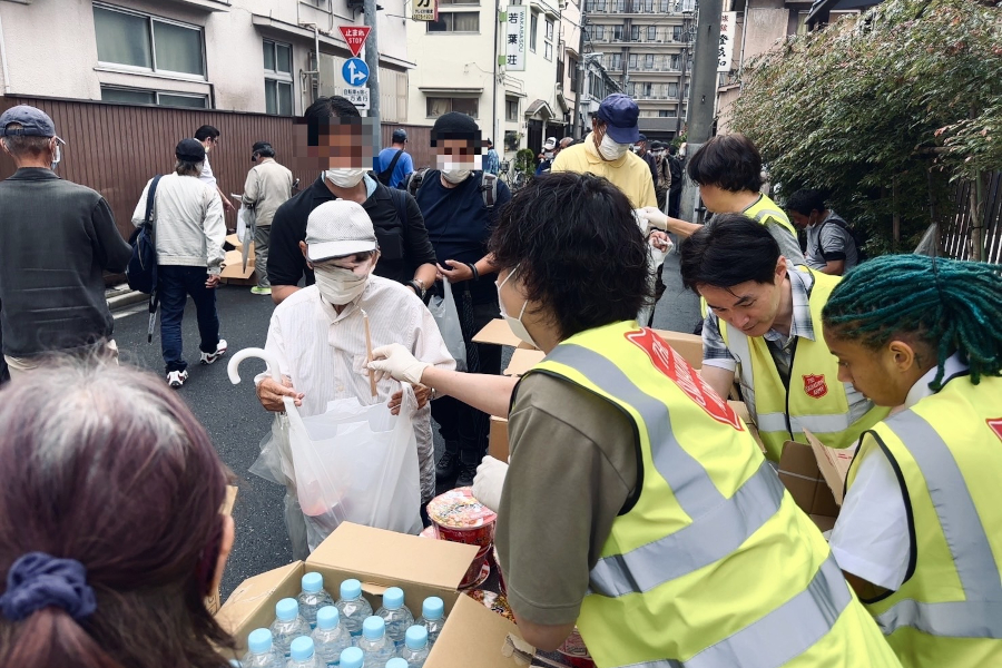 クリニックを開業してからも炊き出しのボランティア活動に参加している