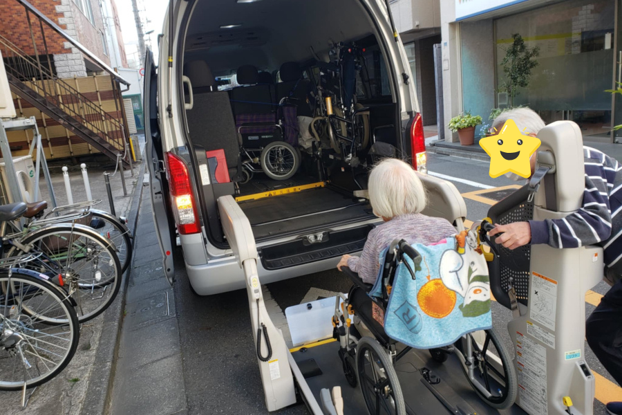 利用者さんを搬送するところ遠藤真人代表