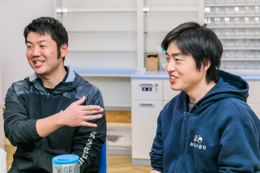 菅原直哉薬局長（江戸川店）と小柳裕太郎薬局長（足立店）