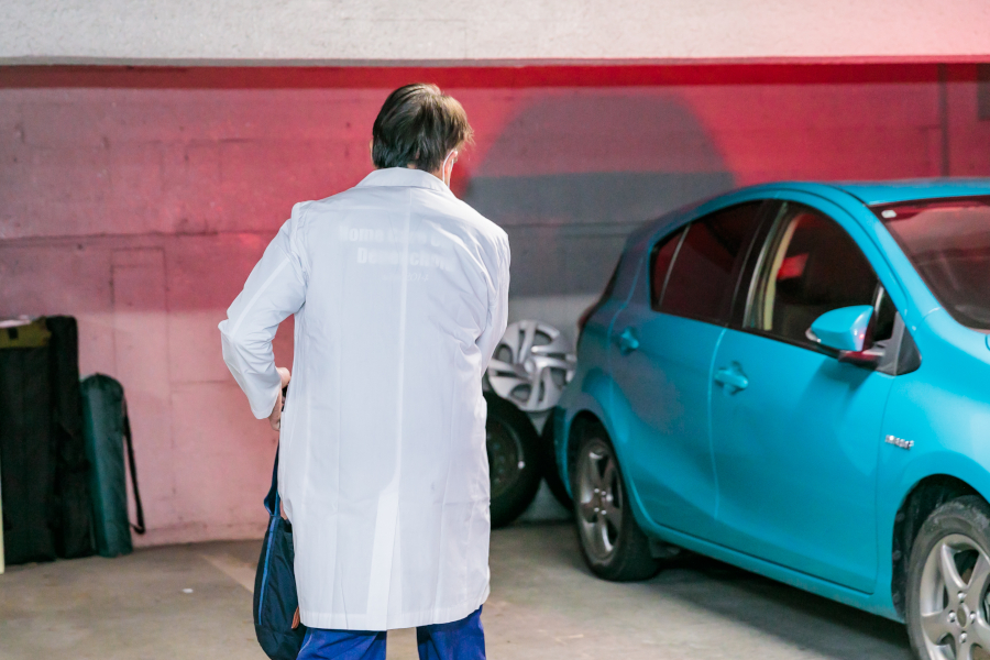 小林院長が訪問診療へ向かうところ