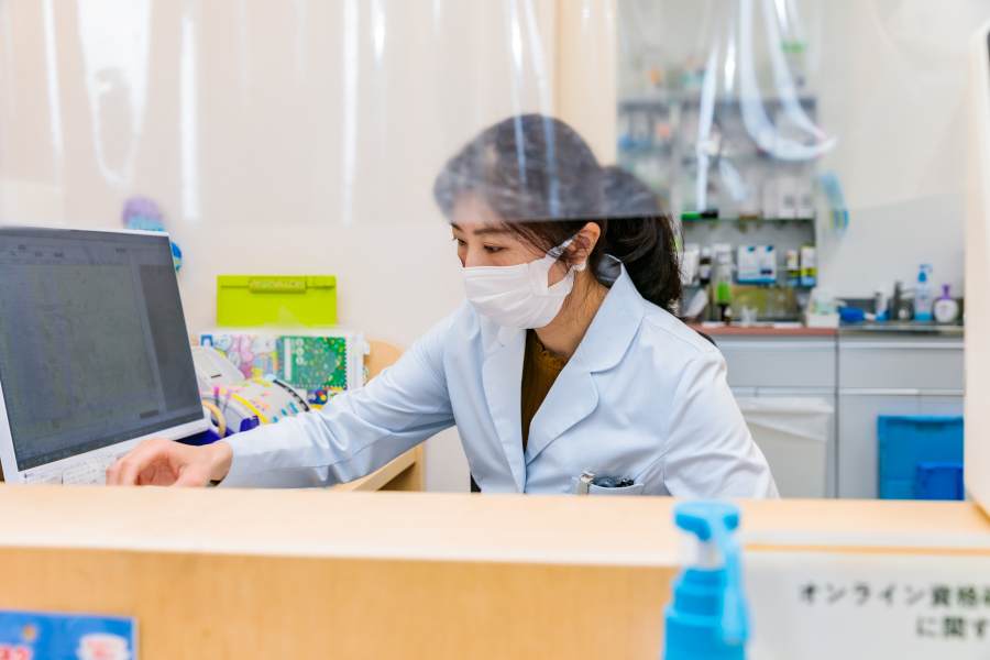 タカダ薬局での薬局業務風景