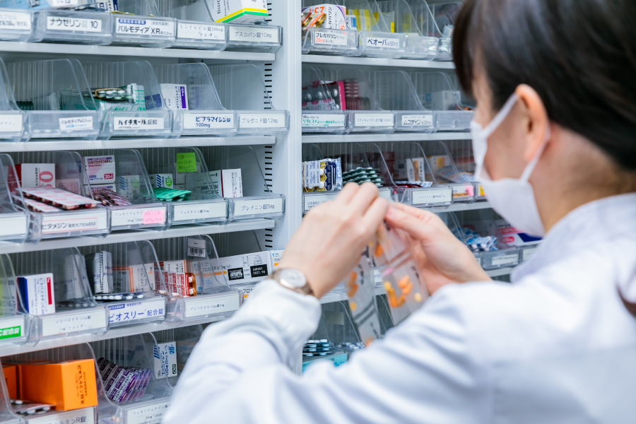 タカダ薬局での薬局業務風景