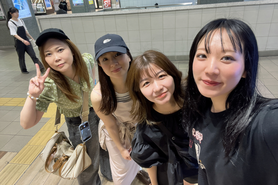 スクールの同僚とともに