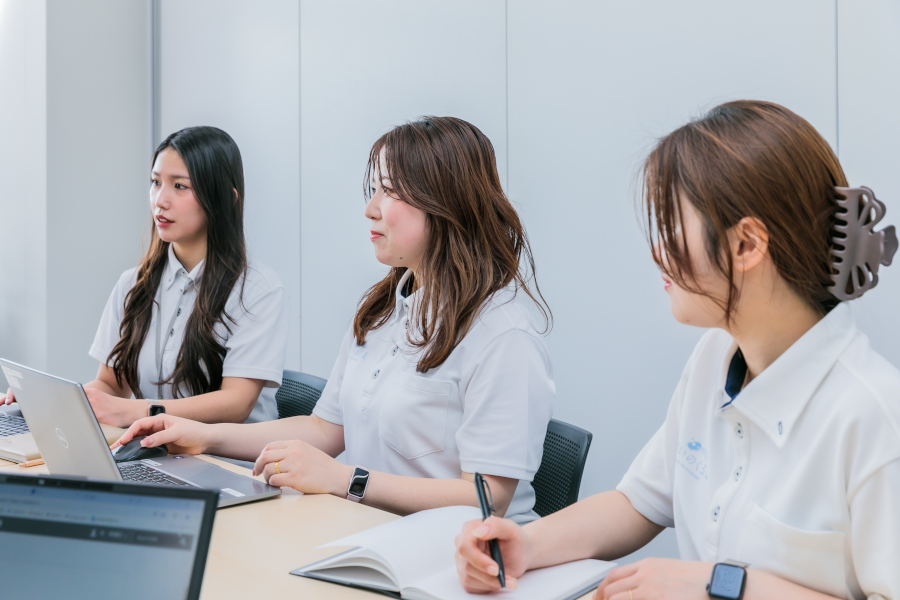 運営事務局におけるミーティング