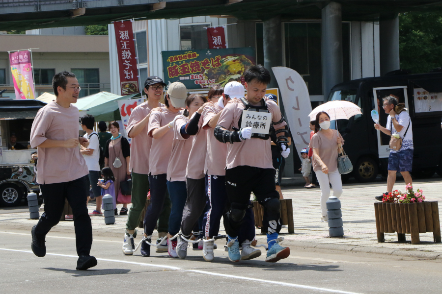 由仁町のイベント「百足競走」に診療所チームで参加