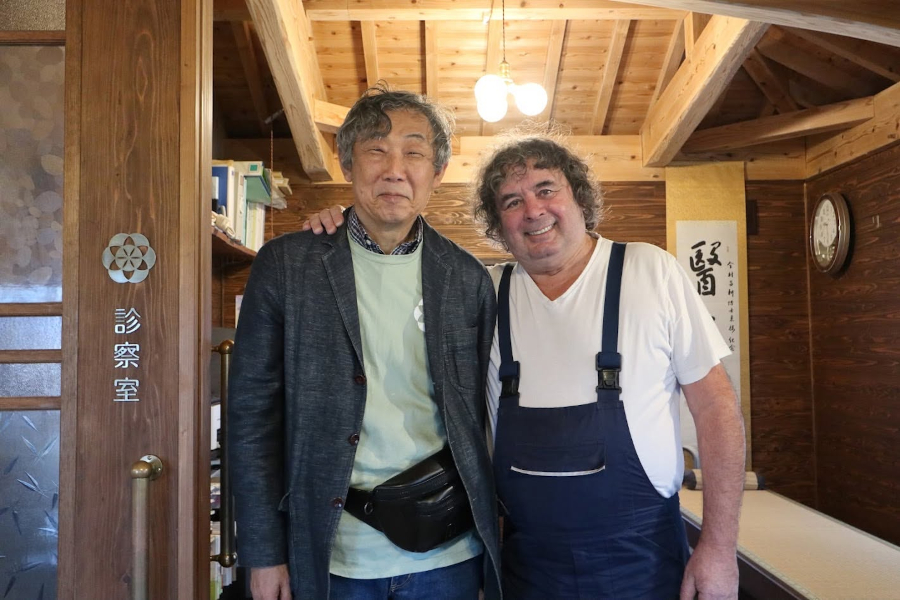 ユマニチュード考案者のジネスト先生とともに
