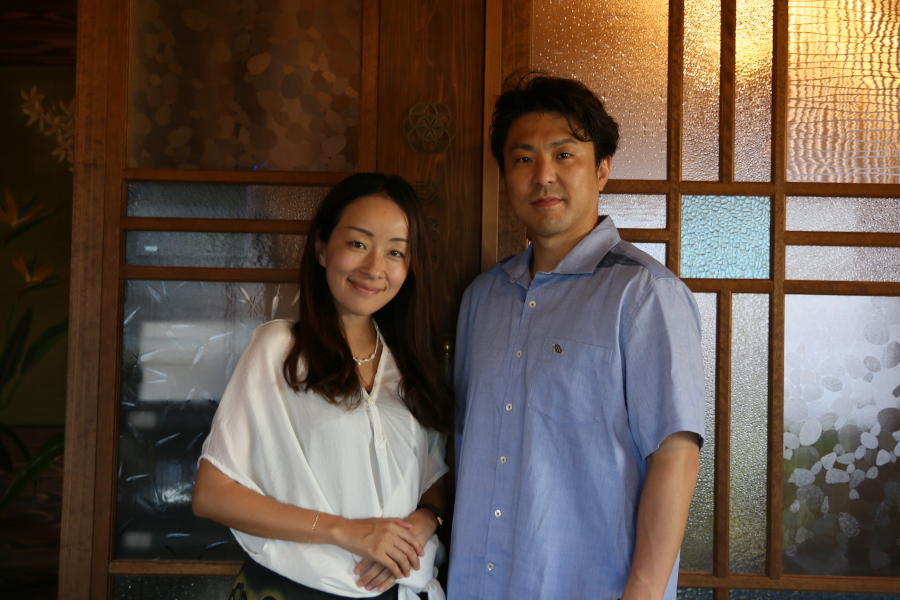 川﨑恭兵理事長と川﨑文香事務長