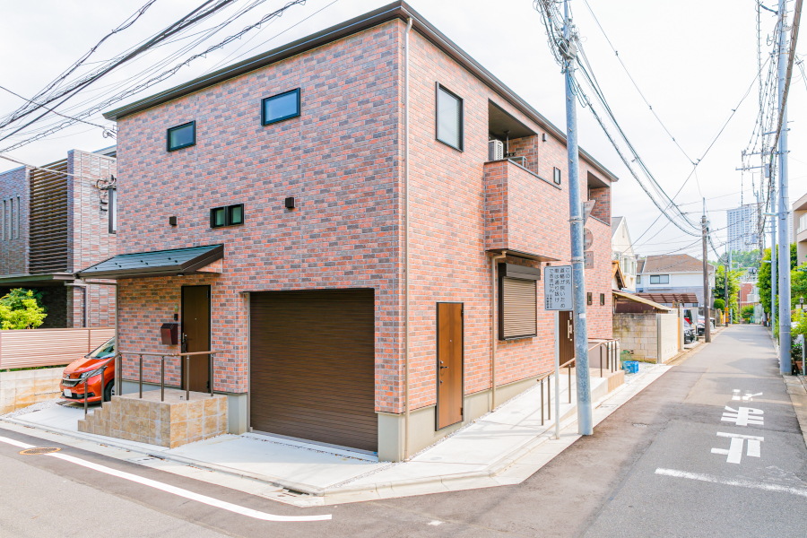 「ハハハ」と言っている顔をモチーフとした「通いの場」の外観（目黒区）